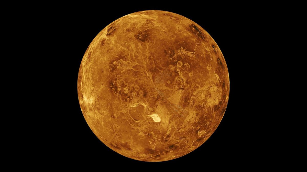 Read more about the article The molecule responsible for robbing Venus of water may finally be identified