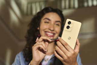 A woman uses the pen of the new G Stylus 5G 2024.