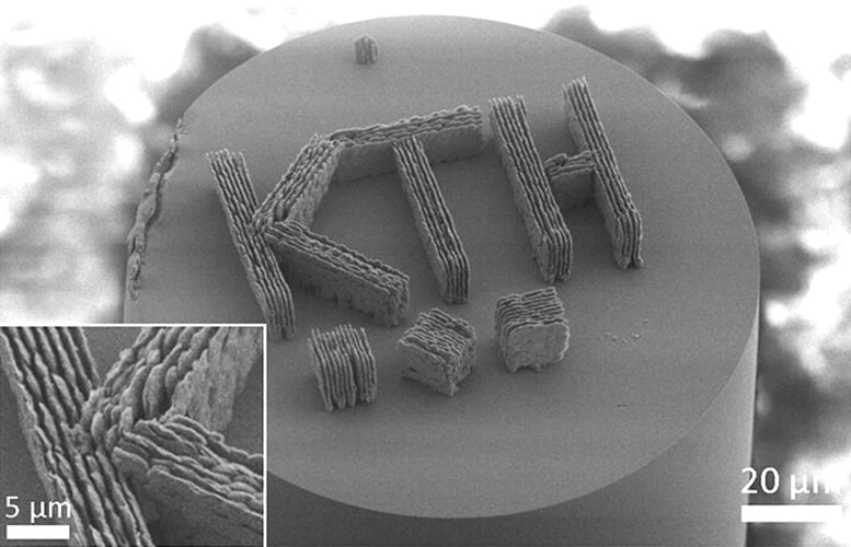 Microscopic image of a printed glass demonstration structure on top of an optical fiber