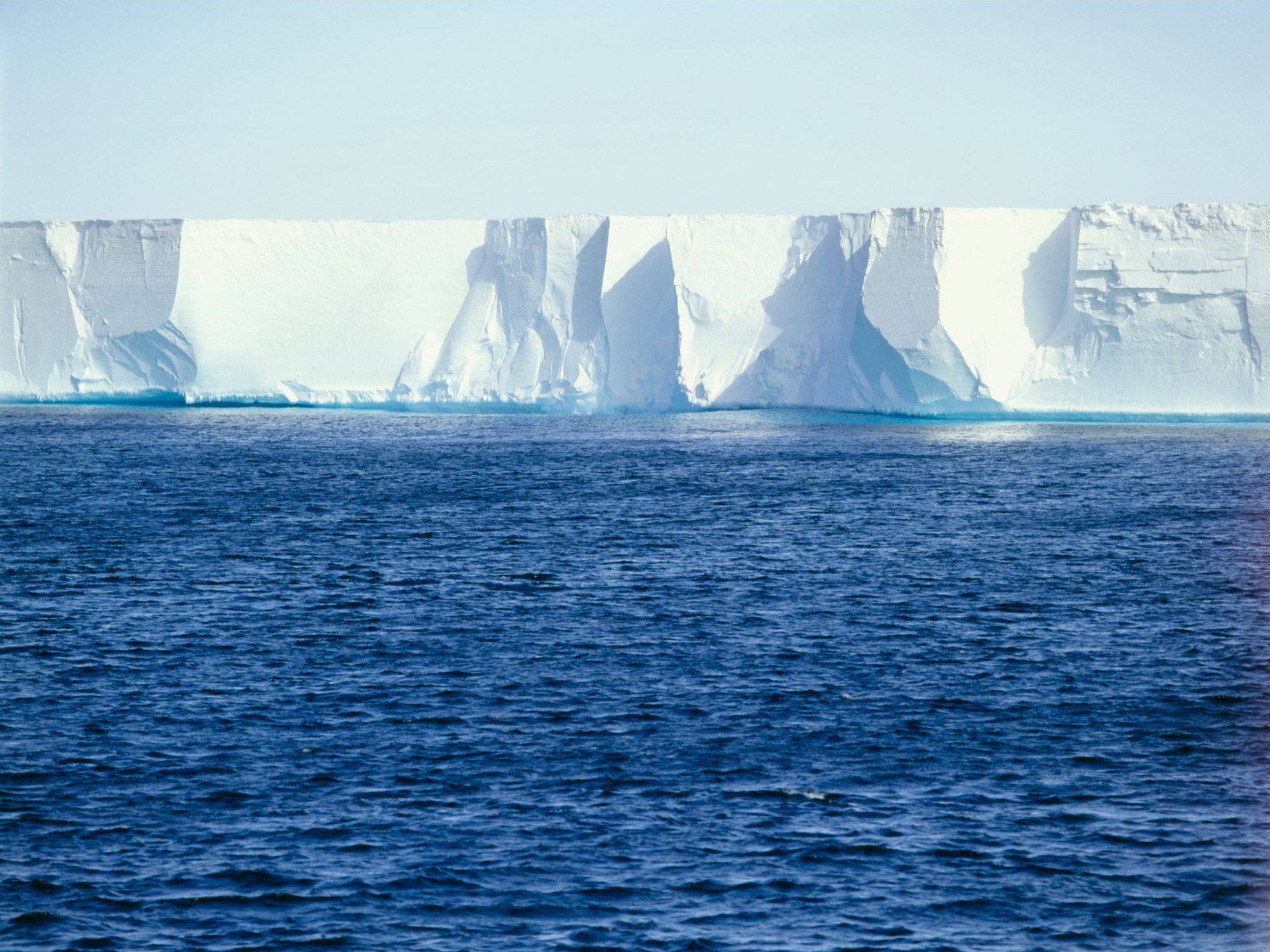 Read more about the article The largest ice shelf in Antarctica is behaving strangely