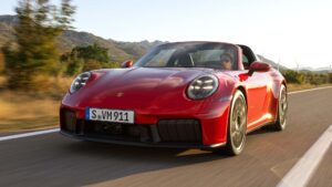 Read more about the article The first hybrid Porsche 911 has 532 hp.  and costs $166,895