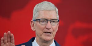 Read more about the article Apple executives who could replace CEO Tim Cook: Bloomberg