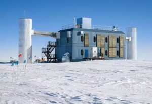 Read more about the article Rare neutrinos found beneath Antarctic ice