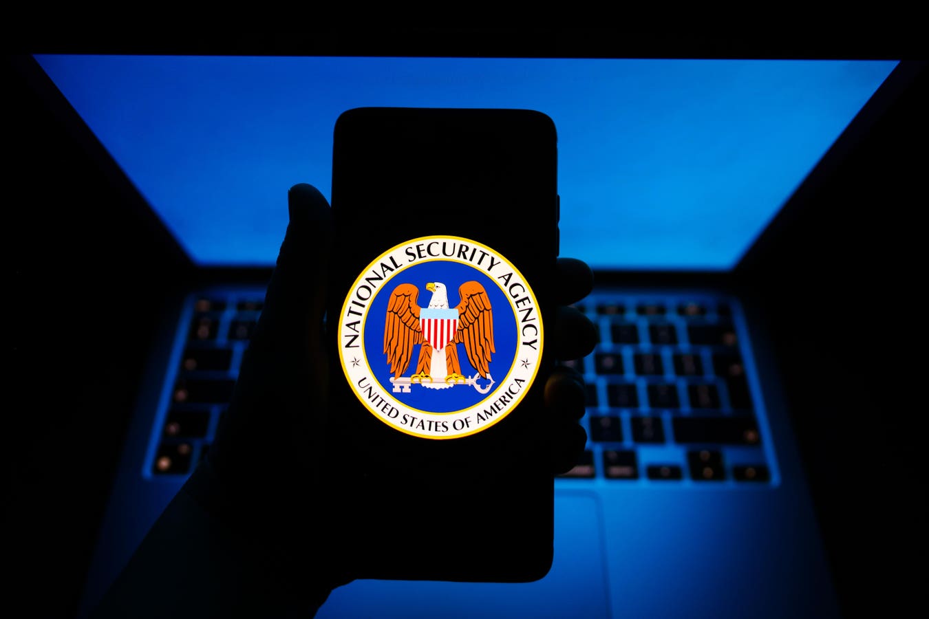 You are currently viewing The NSA is warning iPhone and Android users to turn it off and on again