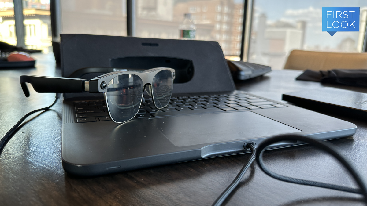 You are currently viewing This computer uses AR glasses to create a 100-inch virtual workspace, and yes, it really works