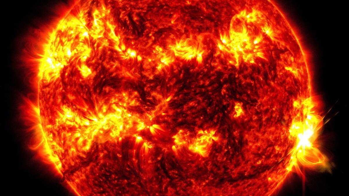 Read more about the article US suffers radio outage after being hit by ANOTHER solar storm