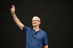 Read more about the article Apple shares soar to record high after AI announcements