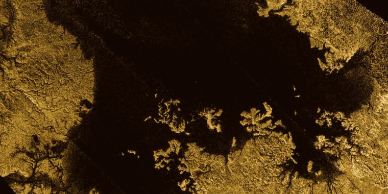 Read more about the article Saturn’s moon Titan has shores that appear to be shaped by waves