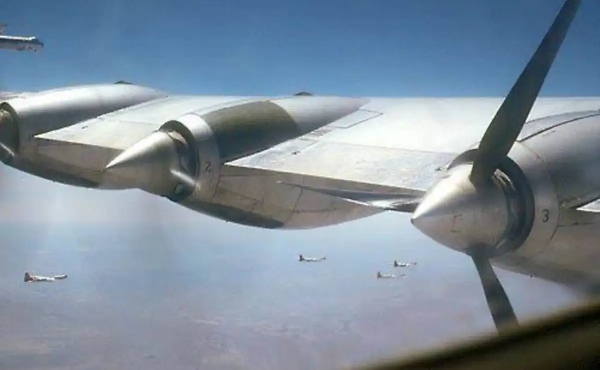 The nerve-wracking mission of a B-36 mechanic: hours spent waiting on the Peacemaker's wings to maintain the engines in flight