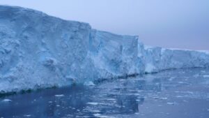 Read more about the article Antarctic ice sheet: Scientists identify new ‘tipping point’, warn future sea-level rise may be underestimated |  CNN