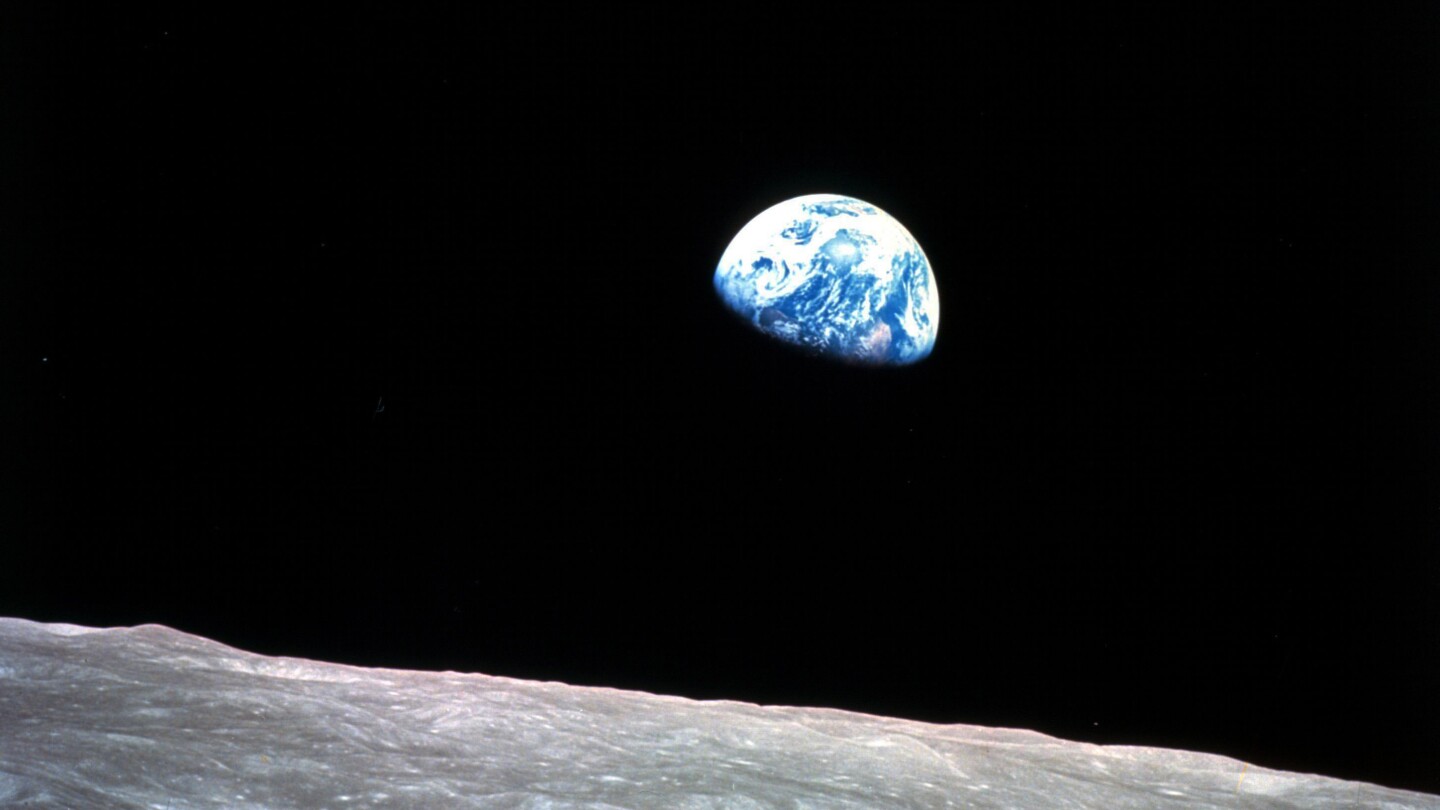 You are currently viewing Former astronaut William Anders, who took iconic Earthrise photo, dies in plane crash in Washington