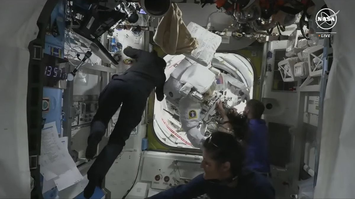 You are currently viewing ISS astronauts conduct ‘spacewalk review’ after coolant leak in spacesuit