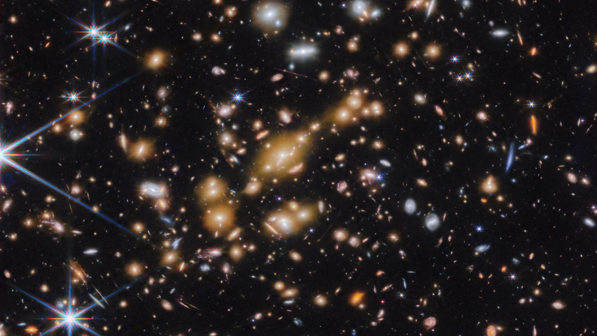 You are currently viewing James Webb Space Telescope Spots ‘Cosmic Gems’ in Extremely Early Universe (Video)