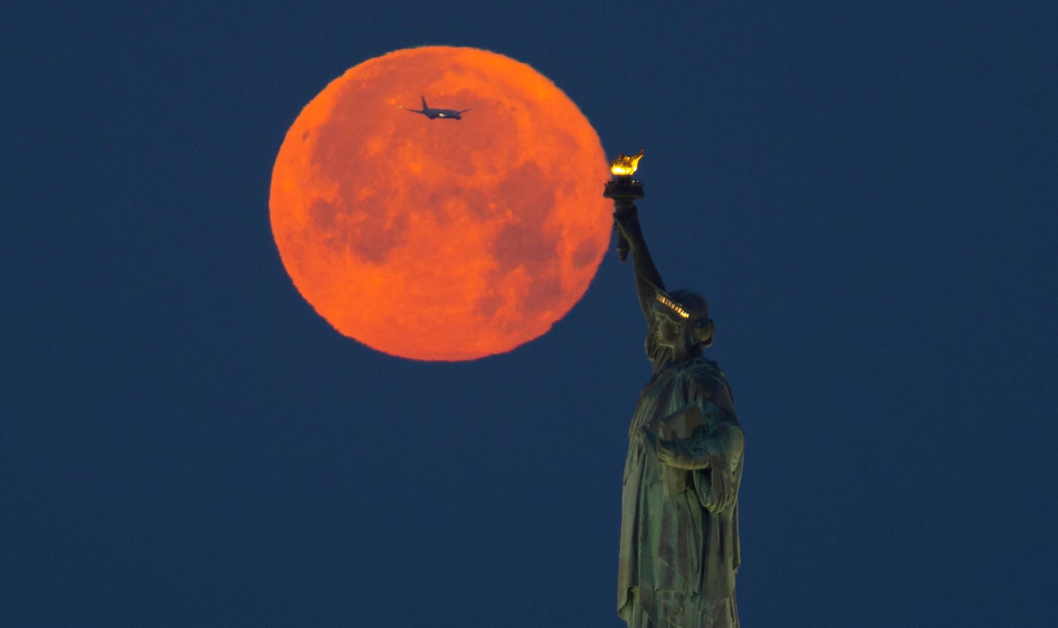 You are currently viewing See Solstice Moon, Red Giant and Cosmic Clouds: June’s Night Sky