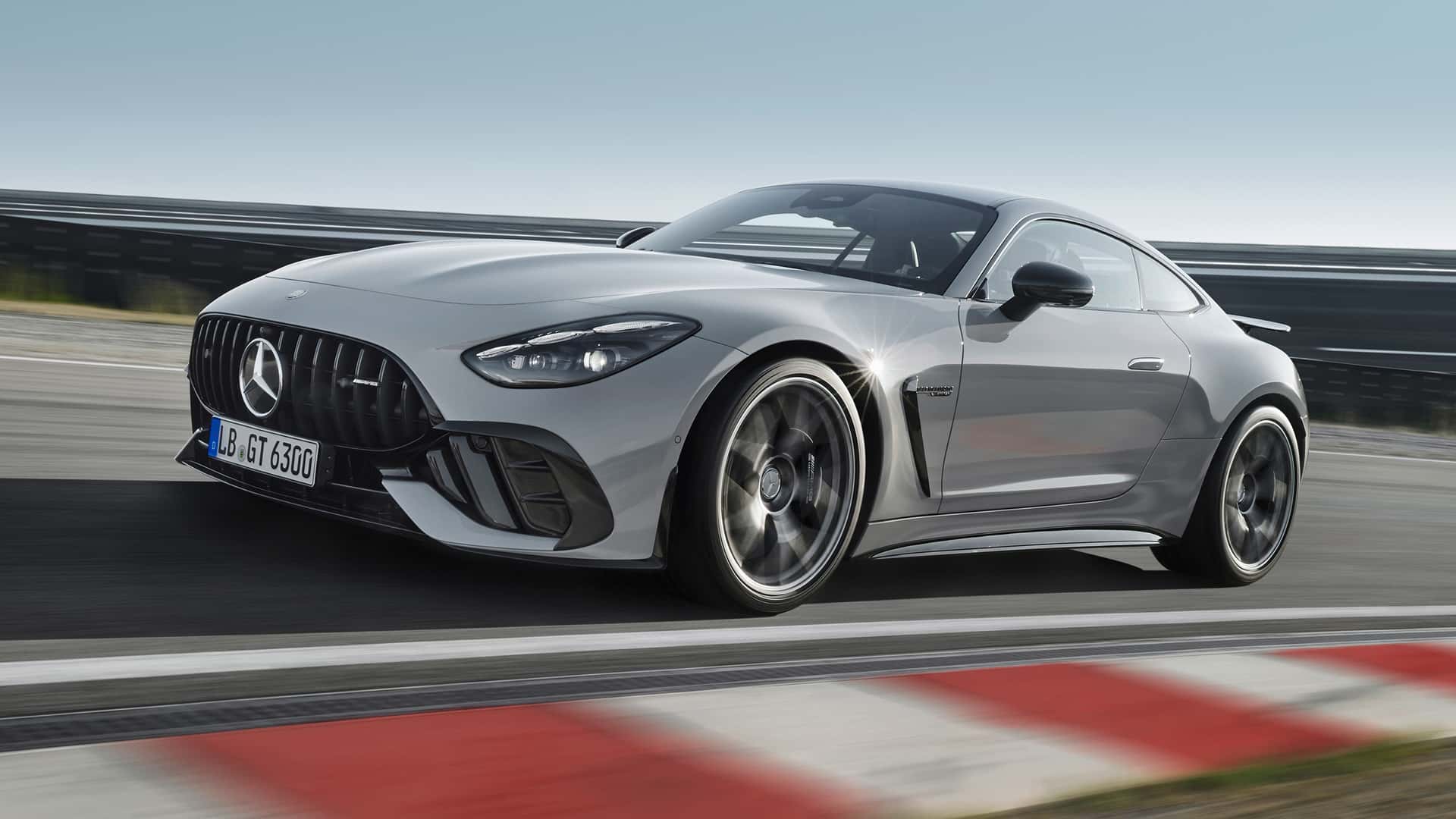 Read more about the article The Mercedes-AMG GT63 Pro has everything you need for the track