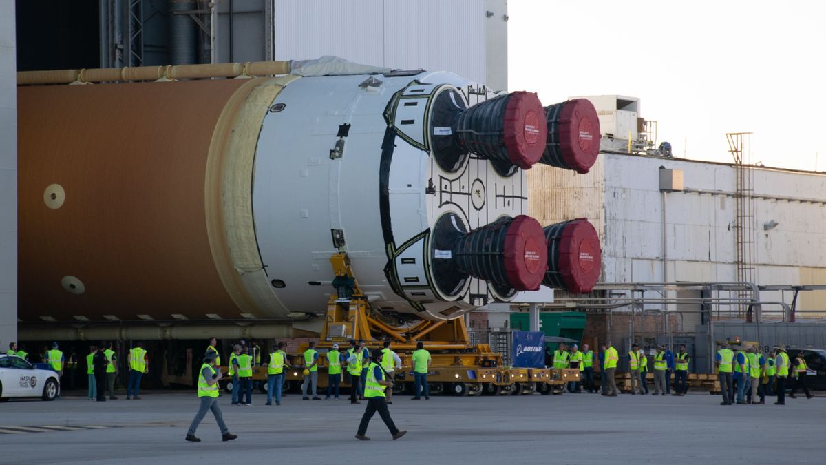 You are currently viewing NASA Removes Artemis 2 Giant Lunar Rocket Core from Plant for Astronaut Mission (Video)