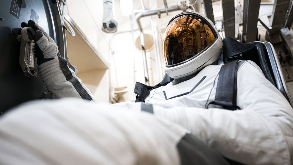 Read more about the article Polaris Dawn crew shows off new SpaceX spacesuits for 1st private spacewalk (photos)