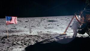 Read more about the article What happened to the flags left by the Apollo astronauts on the moon?