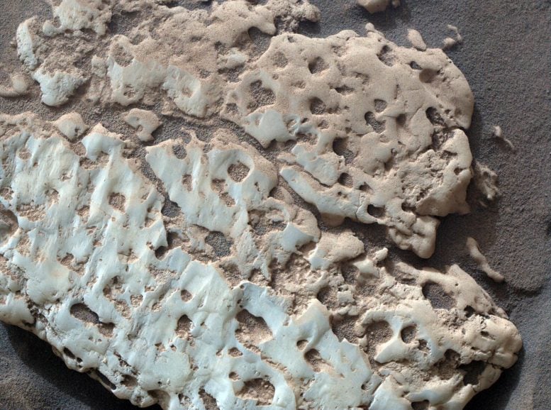 Curiosity looks at rock made of sulfur in 'Snowy Lake'