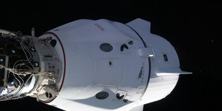 You are currently viewing SpaceX moving Dragon to Pacific Ocean to solve falling debris problem