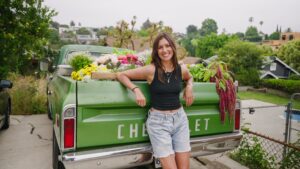 Read more about the article 29-year-old quit her job to sell flowers from a pickup truck – now she’s bringing in up to $16,000 a month