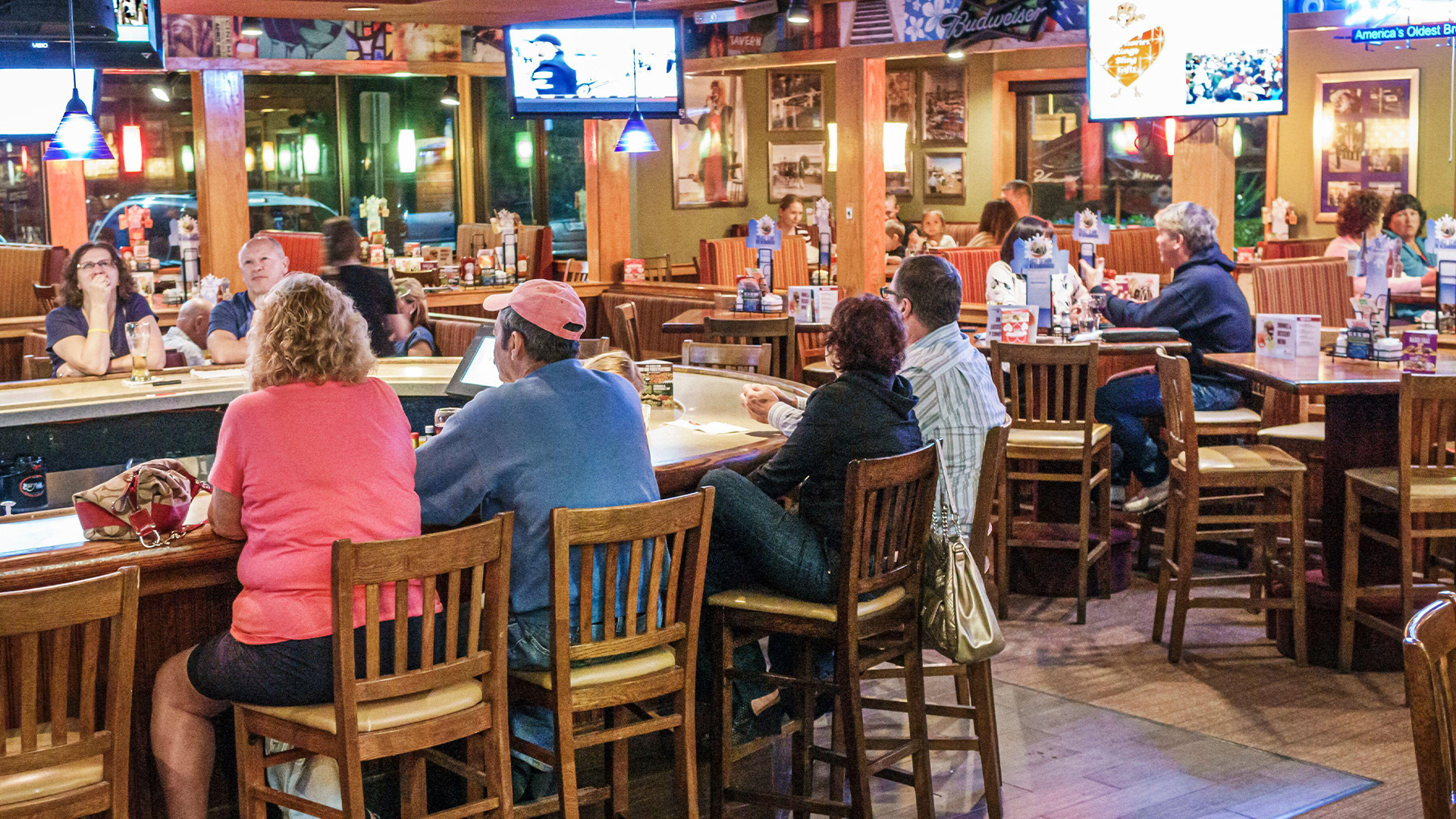 You are currently viewing Applebee’s customers are outraged after being forced to leave a number on top of their tip