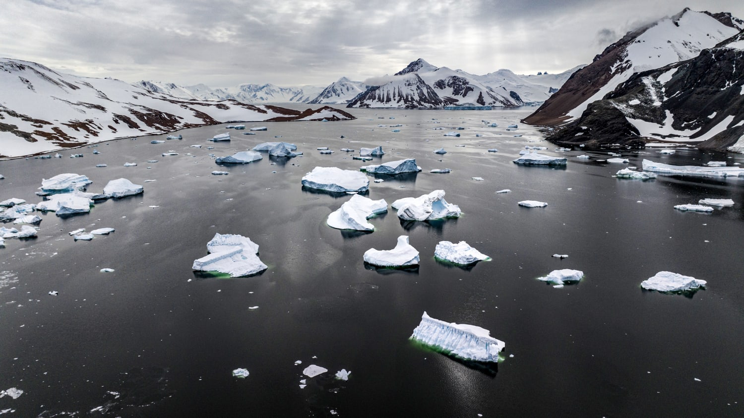 Read more about the article Melting ice slows Earth’s rotation and shifts its axis, research shows