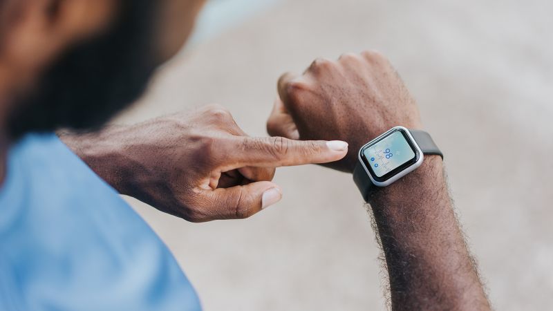 Read more about the article Should I use a smartwatch to track my health data?  A doctor explains |  CNN