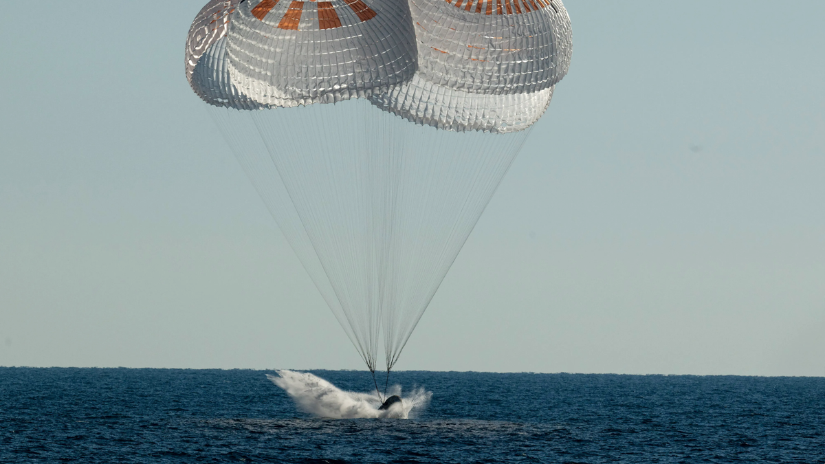 Read more about the article SpaceX Moves Crew Dragon Landing to West Coast After Multiple Space Debris Incidents