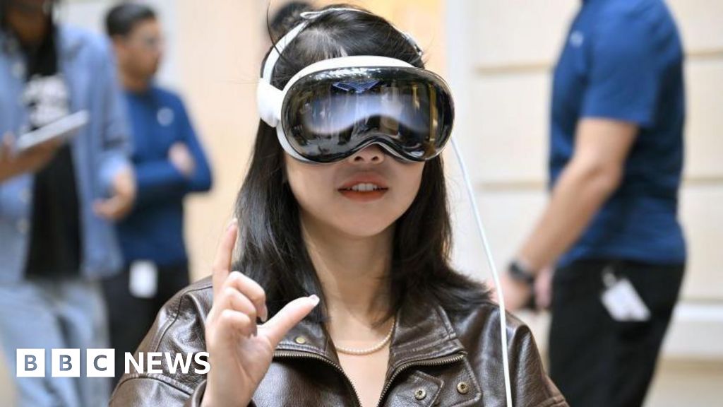 Read more about the article Vision Pro: When Apple’s Headsets Reach Europe, Will VR Ever Go Mainstream?  – BBC News